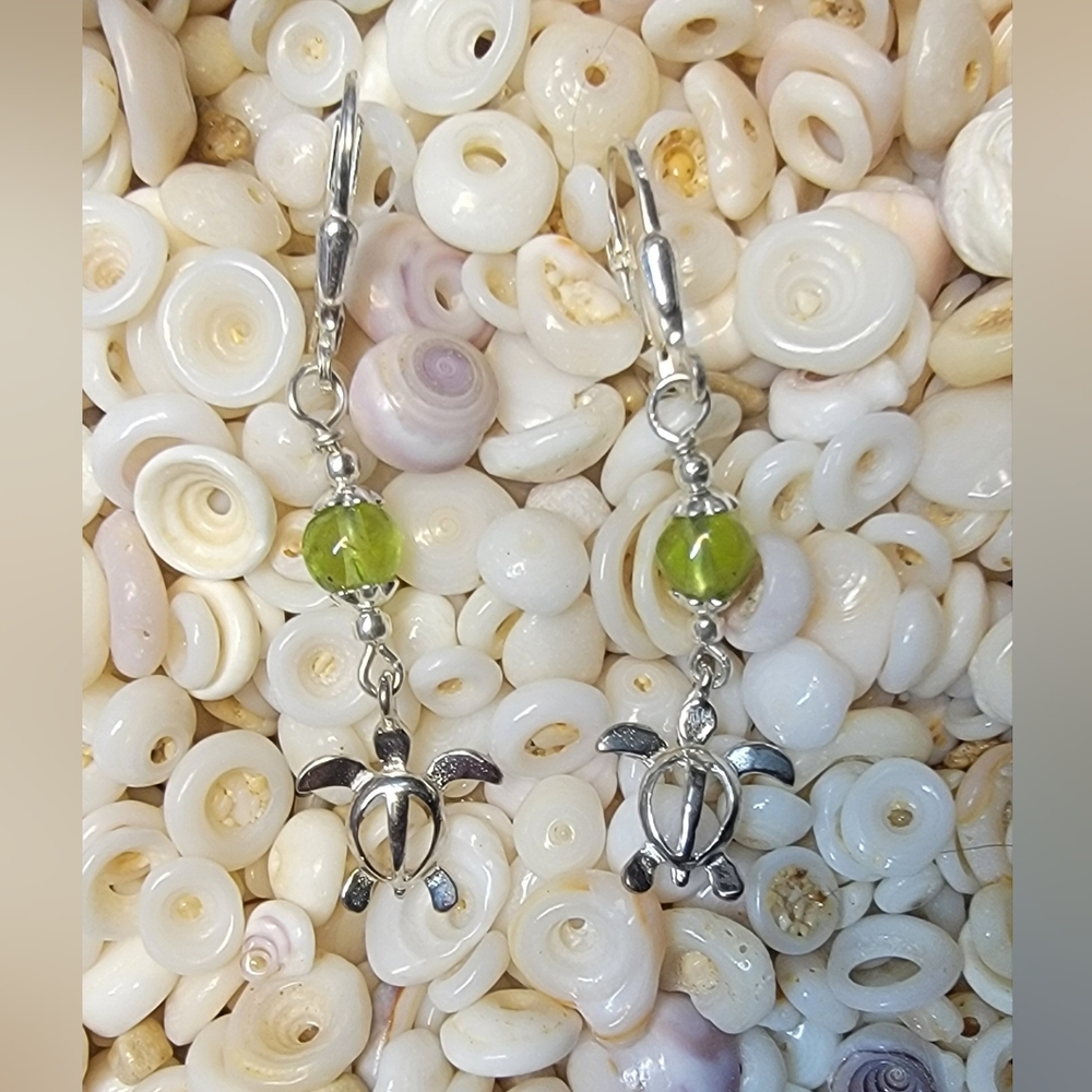 Hawaiian Petroglyph Honu Turtle & Peridot Beaded Ea…